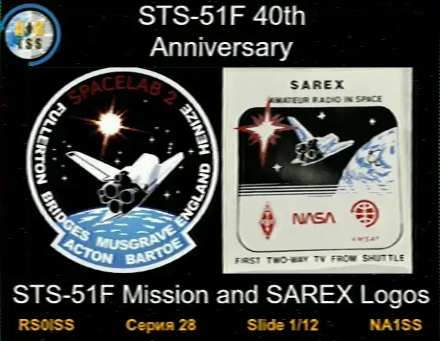 Obraz SSTV z ISS, slajd 1 z 12, upamiętniający 40. rocznicę misji STS-51F. Obraz przedstawia dwa logotypy na tle czarnego, gwiaździstego nieba. Po lewej stronie znajduje się okrągła naszywka misji Spacelab 2, przedstawiająca prom kosmiczny nad Ziemią. Po prawej stronie znajduje się prostokątne logo SAREX (Shuttle Amateur Radio Experiment), również z promem i Ziemią. Tekst poniżej identyfikuje je jako 'Logotypy misji STS-51F i SAREX'.