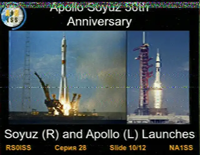 Obraz SSTV z ISS, slajd 10 z 12, upamiętniający 50. rocznicę misji Apollo-Sojuz. Obraz przedstawia zestawienie dwóch startów rakiet. Po lewej stronie widać startującą rakietę Sojuz ze swojej wyrzutni. Po prawej stronie widać rakietę Apollo Saturn V na wieży startowej. Podpis pod spodem głosi 'Starty Sojuza (P) i Apollo (L)'.